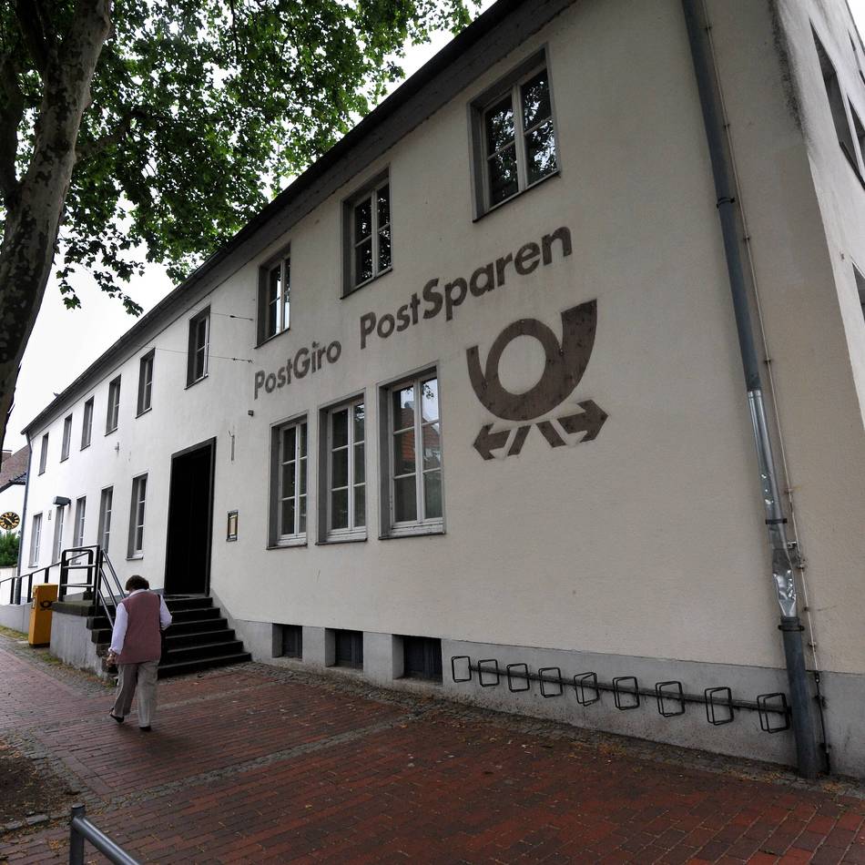 In zentraler Lage: Abbruch des alten Postgebäudes in Rees beginnt