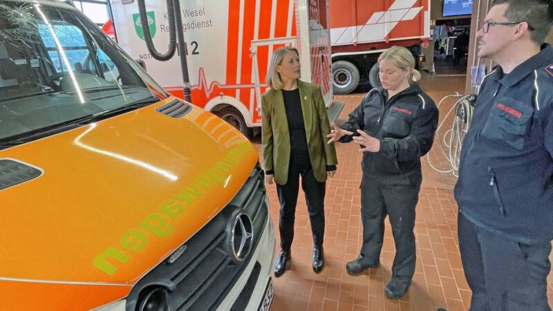 Anzeige ist raus: Steinwurf auf Rettungswagen in Moers – Bürgermeisterin zeigt null Toleranz