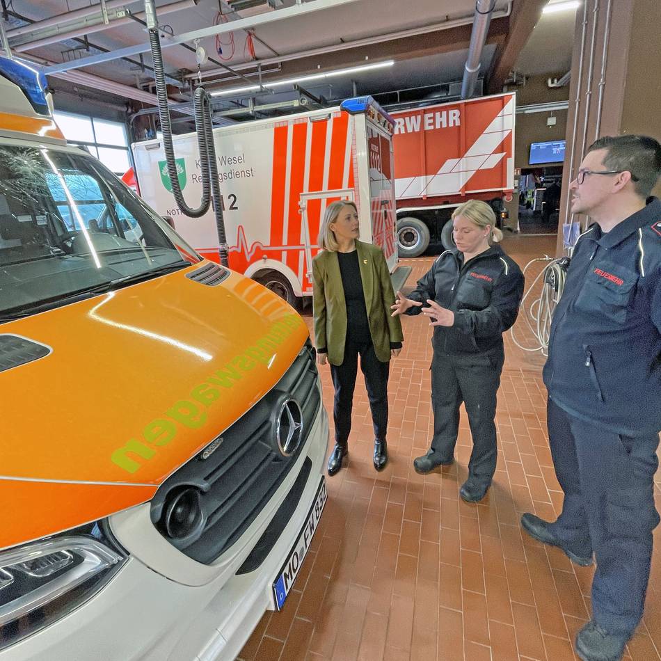Anzeige ist raus: Steinwurf auf Rettungswagen in Moers – Bürgermeisterin zeigt null Toleranz