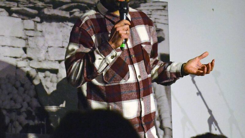 So war die Kaarster Comedy Night im „twenty seven“: Kalter Abend, heiße Bühne