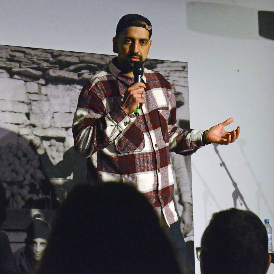 So war die Kaarster Comedy Night im „twenty seven“: Kalter Abend, heiße Bühne