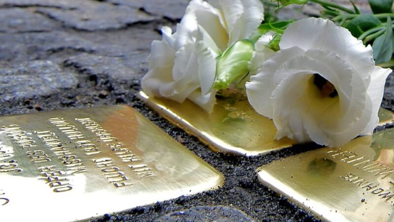 Polieren und Erinnerung bewahren: Pflegepaten für Stolpersteine in Kempen gefunden