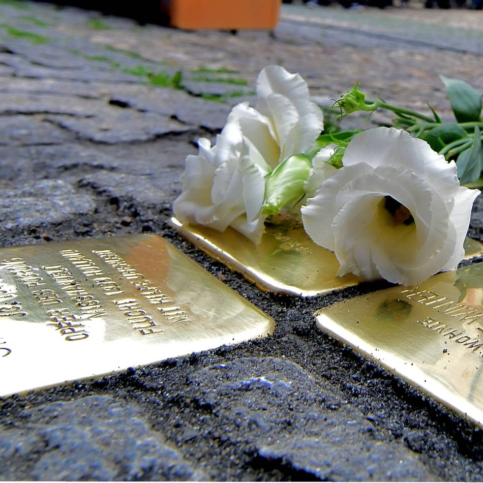 Polieren und Erinnerung bewahren: Pflegepaten für Stolpersteine in Kempen gefunden