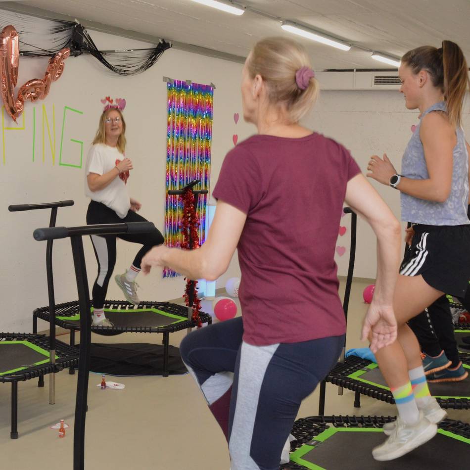 Sport in Wermelskirchen: Valentinstag auf dem Trampolin gefeiert