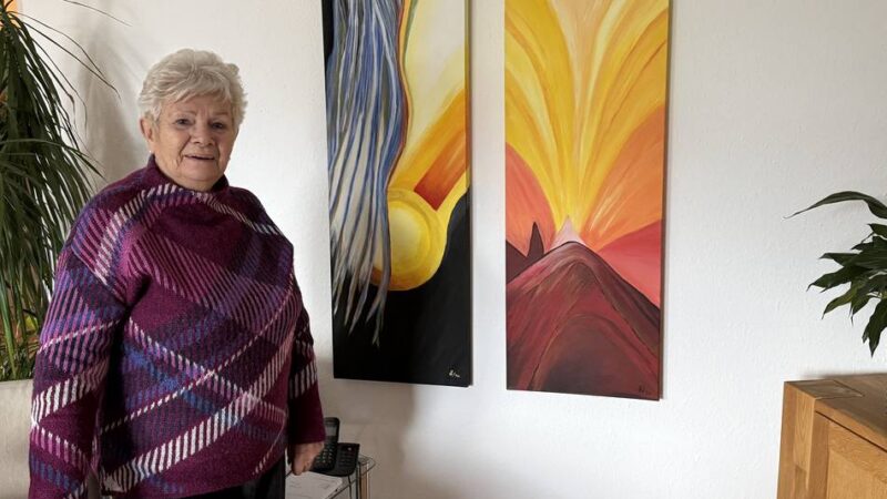 Hückeswagenrin Roswitha Scheider: Malen mit Handballen und Fingerspitzen