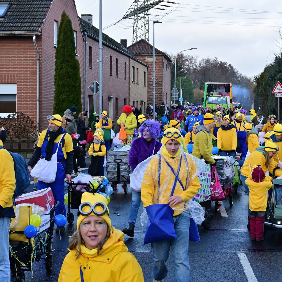 18 Gruppen beim Umzug: So familiär geht es beim Ansteler Rosenmontagszug zu