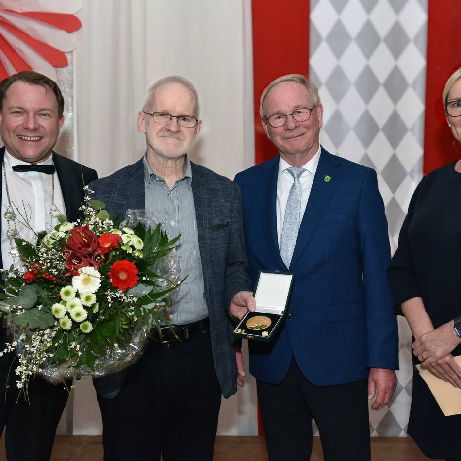 Gemeinde Rommerskirchen ehrt Norbert Faller: Zehn Brotkörbe und eine Ehrengabe