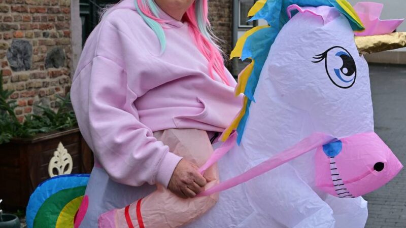 Karnevalsumzug in der Zollfeste: Zonser mit kreativen Kostümen unter Regencapes