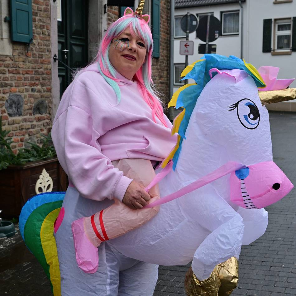 Karnevalsumzug in der Zollfeste: Zonser mit kreativen Kostümen unter Regencapes