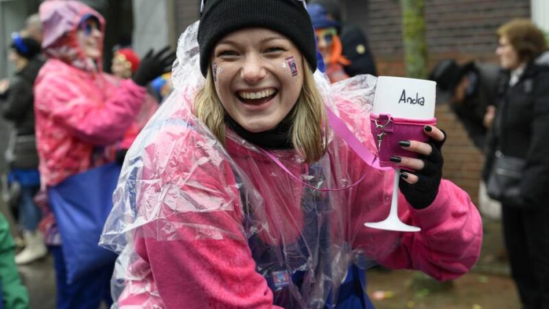 Rosenmontagszug 2026: Regen macht den Büttger Jecken nichts aus