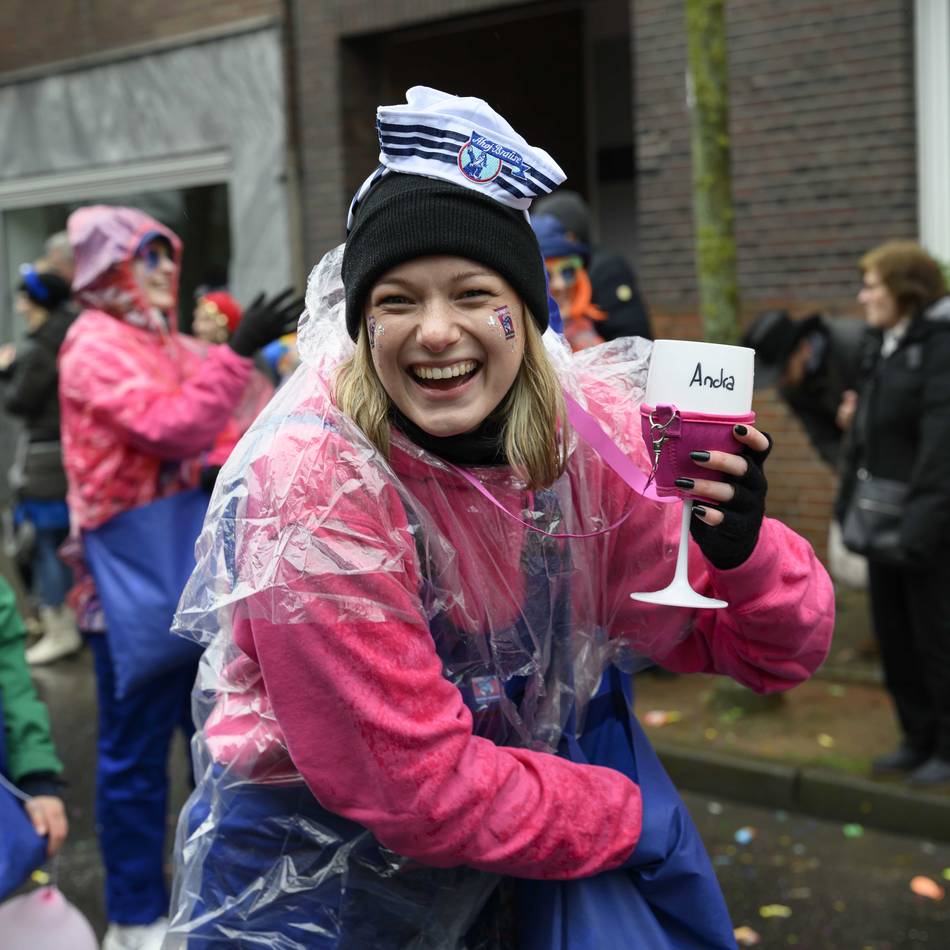 Rosenmontagszug 2026: Regen macht den Büttger Jecken nichts aus