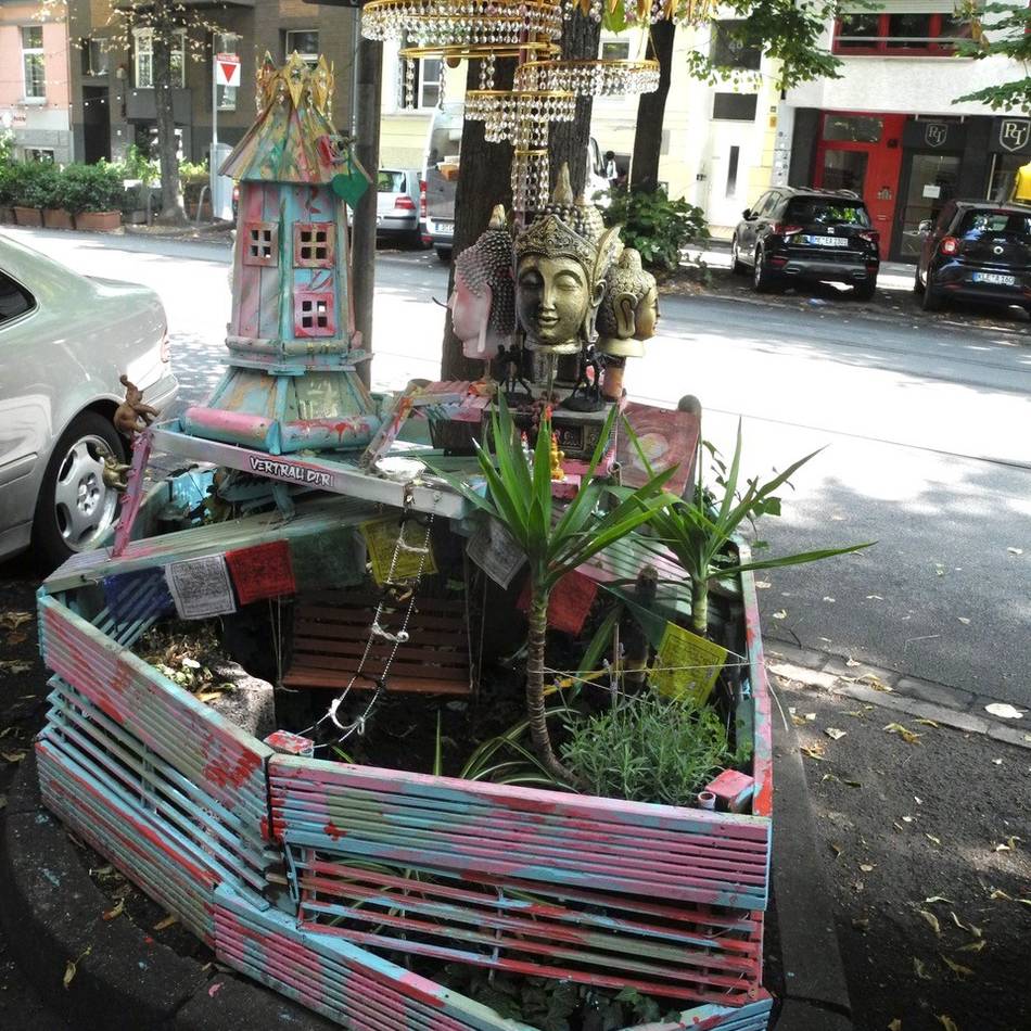 Stadtbild in Düsseldorf : Baumscheiben-Dekoration ist nicht erlaubt