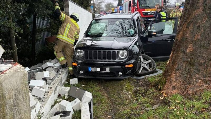 B51 zwischen Wermelskirchen und Hilgen: Mauern touchiert – Baum gerammt – Fahrer eingeklemmt