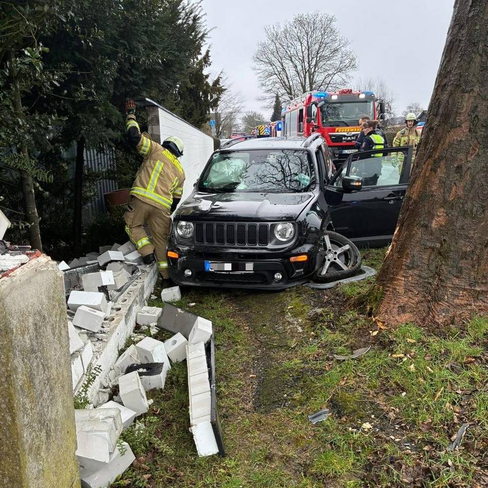 B51 zwischen Wermelskirchen und Hilgen: Mauern touchiert – Baum gerammt – Fahrer eingeklemmt