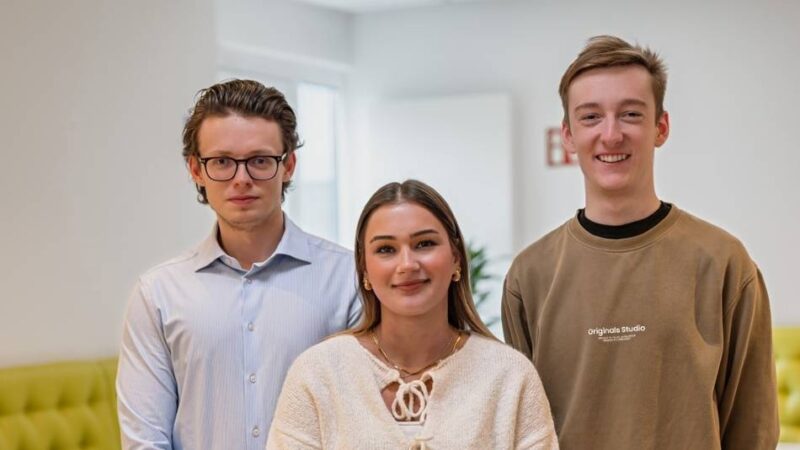 Ausbildung erfolgreich abgeschlossen: Vier junge Fachkräfte feiern ihren Erfolg bei Kao Chemicals in Emmerich