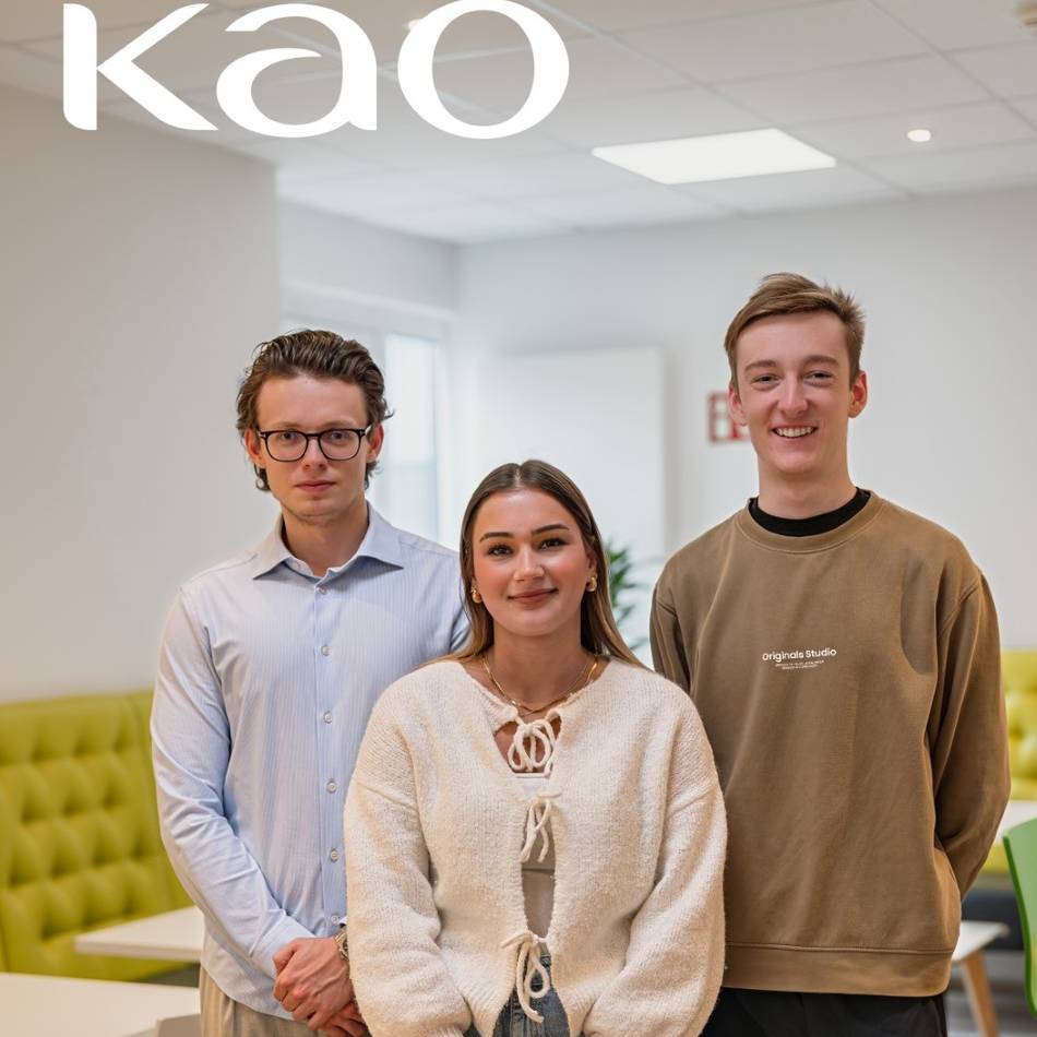 Ausbildung erfolgreich abgeschlossen: Vier junge Fachkräfte feiern ihren Erfolg bei Kao Chemicals in Emmerich