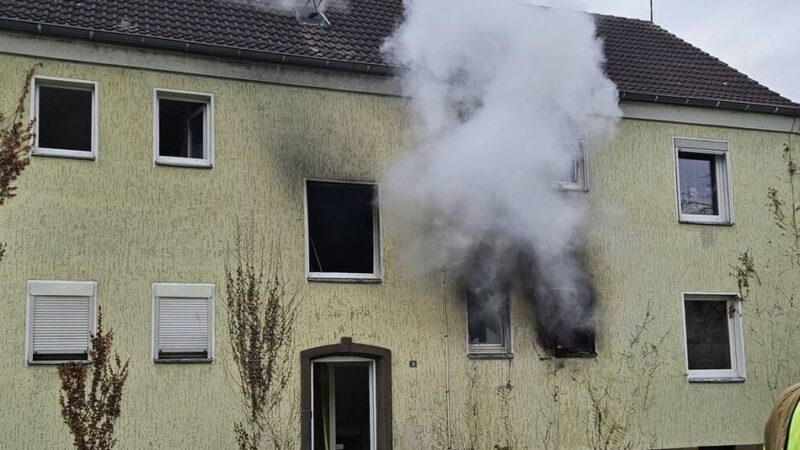 An der Märkischen Straße: Flammen schlagen aus Fenstern – Klever Feuerwehr rückt zu Wohnungsbrand aus