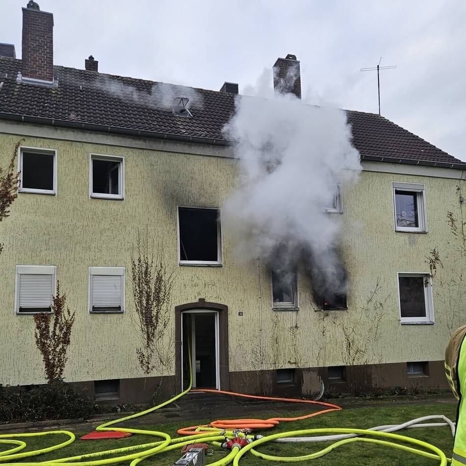 An der Märkischen Straße: Flammen schlagen aus Fenstern – Klever Feuerwehr rückt zu Wohnungsbrand aus
