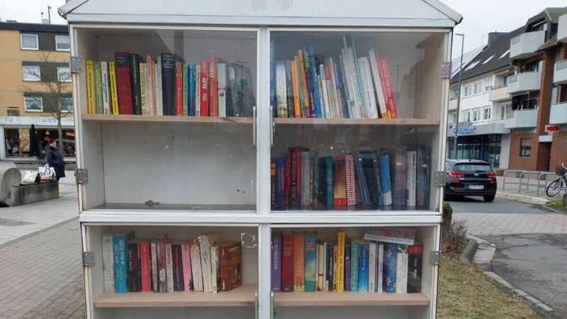 Ort zum Tauschen in Moers: Mit Böllern zerstört – Bücherschrank am Repelener Markt ist zurück