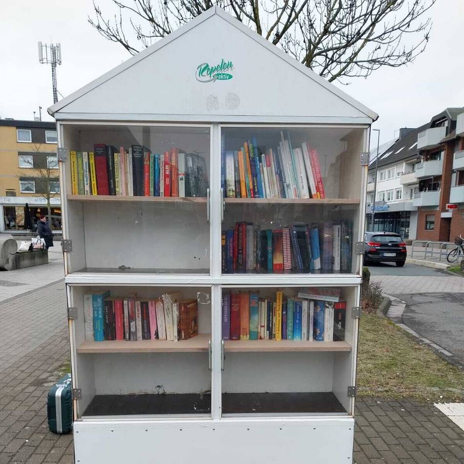 Ort zum Tauschen in Moers: Mit Böllern zerstört – Bücherschrank am Repelener Markt ist zurück
