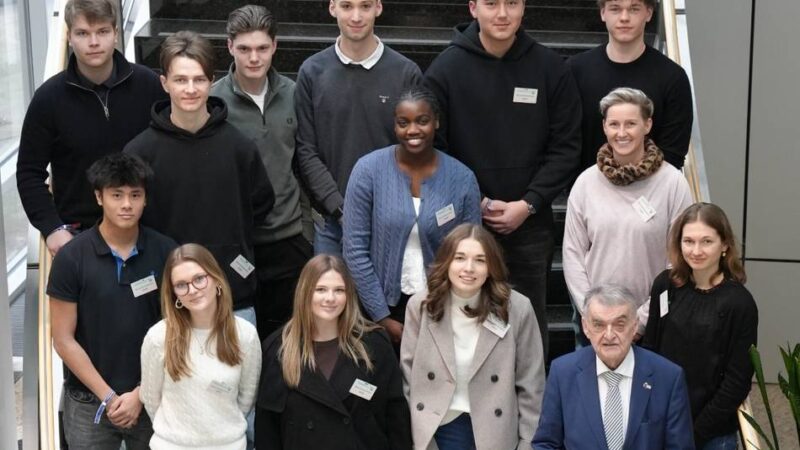 Immanuel Kant-Gymnasium Heiligenhaus: Leistungskurs des IKG zu Gast bei Innenminister Reul