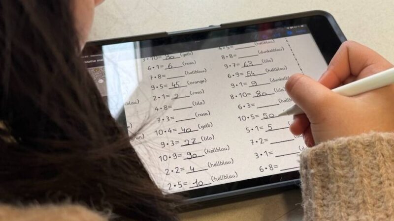 Pilotprojekt Tablet-Klasse in Rheinberg: Europaschule setzt auf digitales Lernen