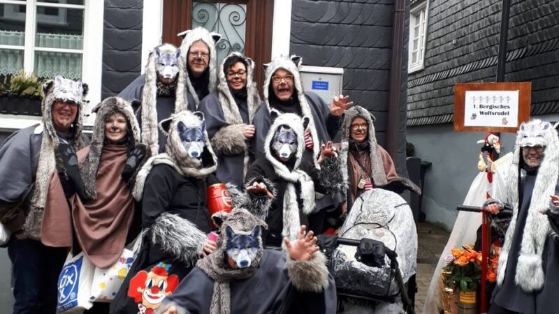 Hückeswagener Fußgruppe genießt heimischen Karneval: „Echte Fründe“ lassen es beim Zug spuken