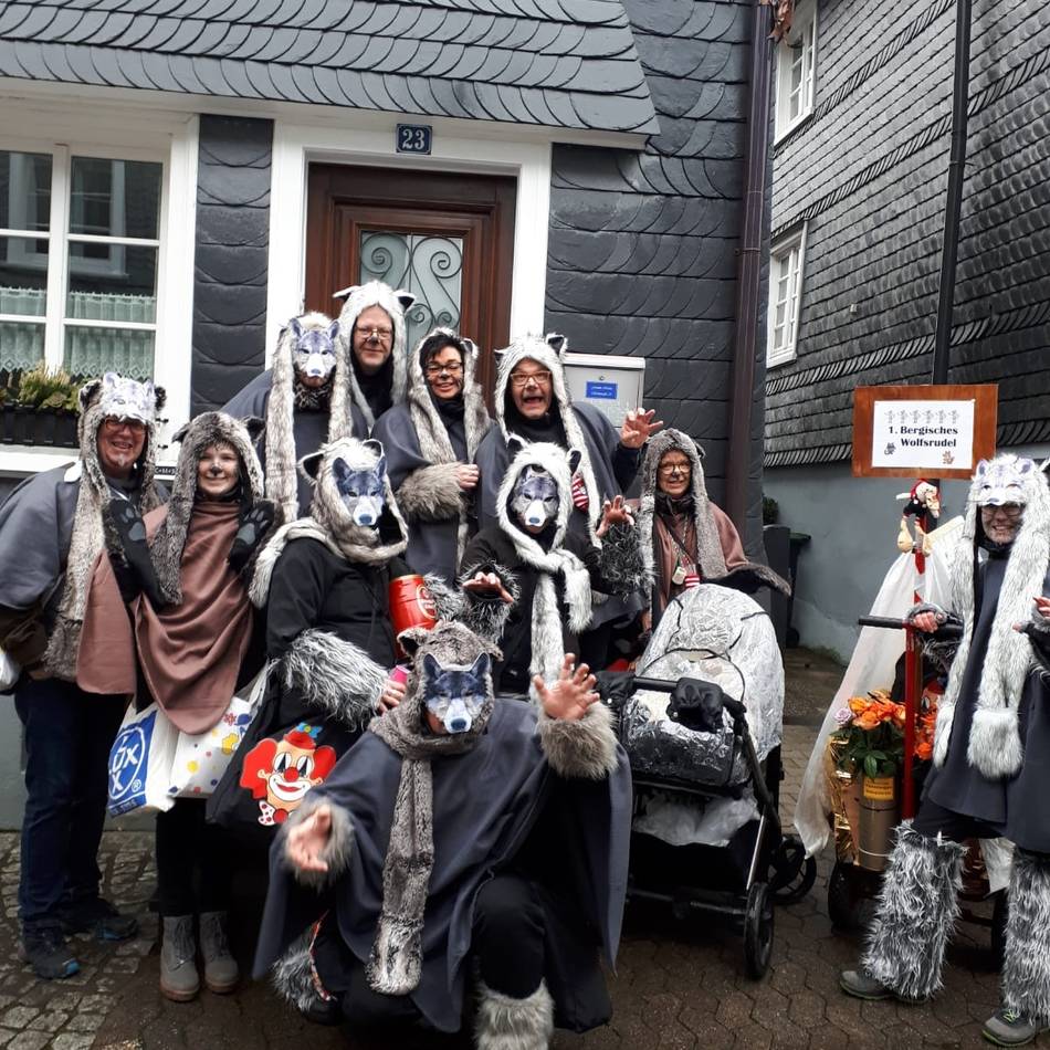 Hückeswagener Fußgruppe genießt heimischen Karneval: „Echte Fründe“ lassen es beim Zug spuken