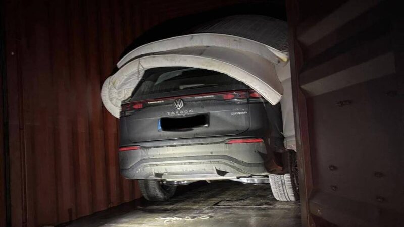 Die Polizei gibt sich bedeckt: Gestohlener VW Tayron in Überseecontainer in Haldern entdeckt