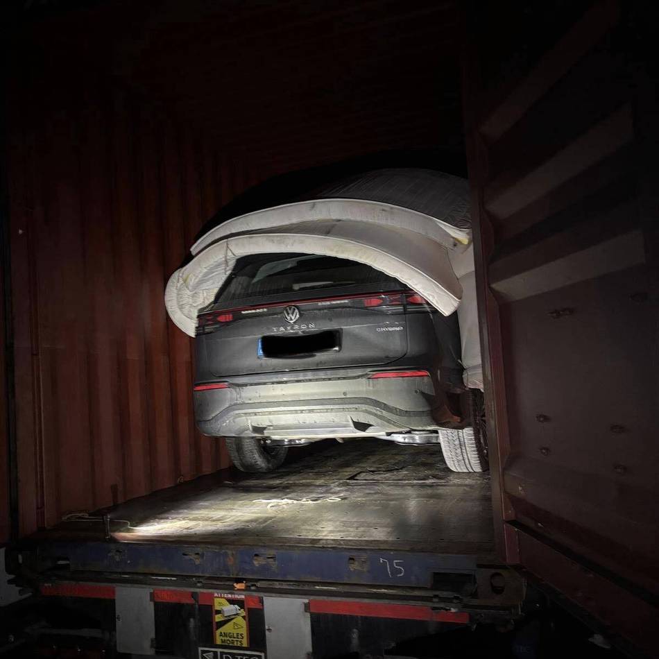 Die Polizei gibt sich bedeckt: Gestohlener VW Tayron in Überseecontainer in Haldern entdeckt