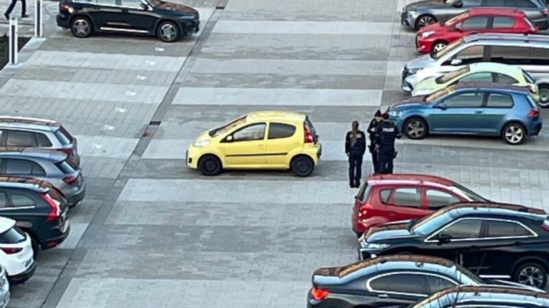 Am Peter-Plümpe-Platz in Kevelaer: Kurioser „Falschparker“ ruft die Polizei auf den Plan