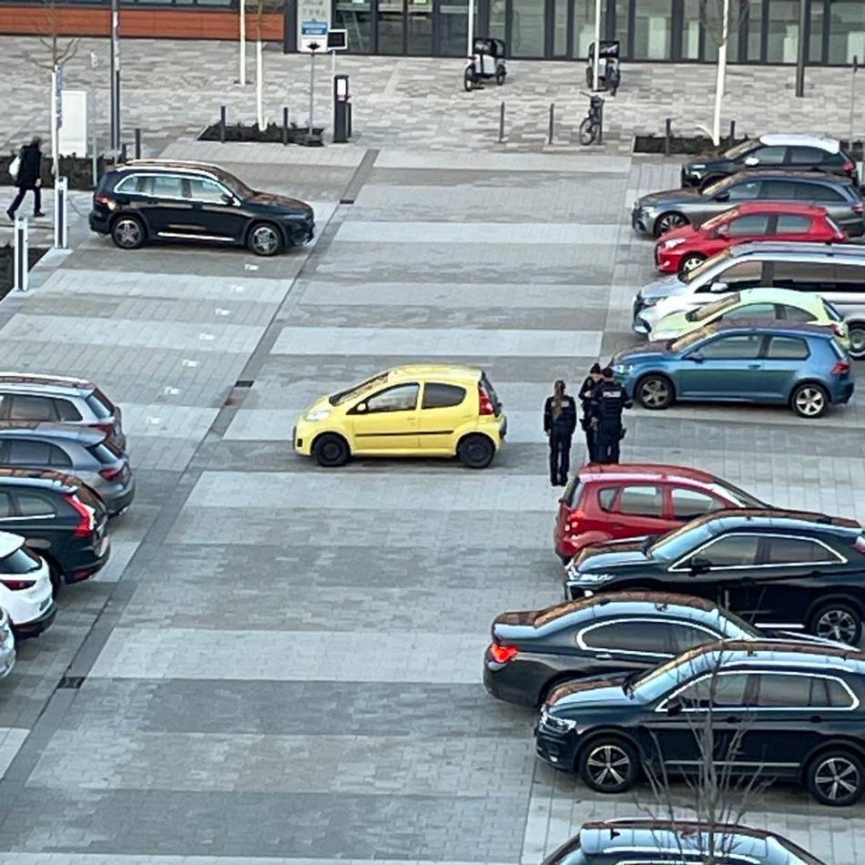 Am Peter-Plümpe-Platz in Kevelaer: Kurioser „Falschparker“ ruft die Polizei auf den Plan