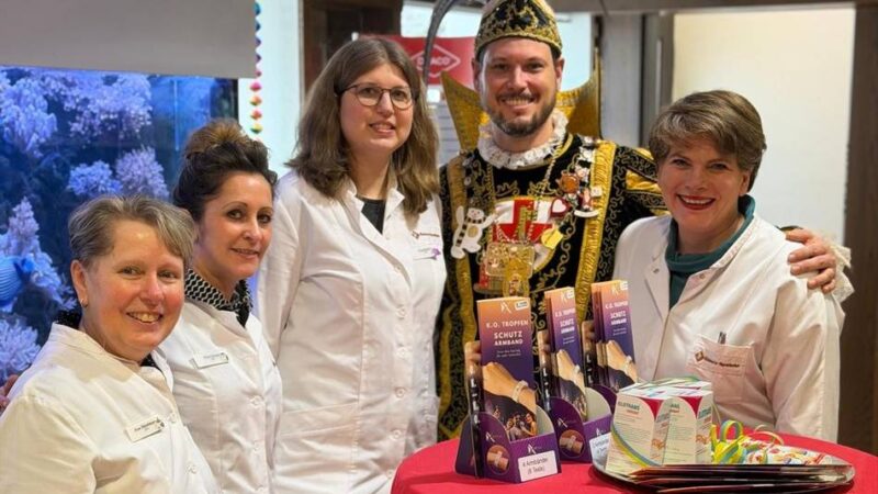 Angebot in Rheinberger Apotheke: Schutzarmbänder zeigen an, ob K.o.-Tropfen im Getränk sind