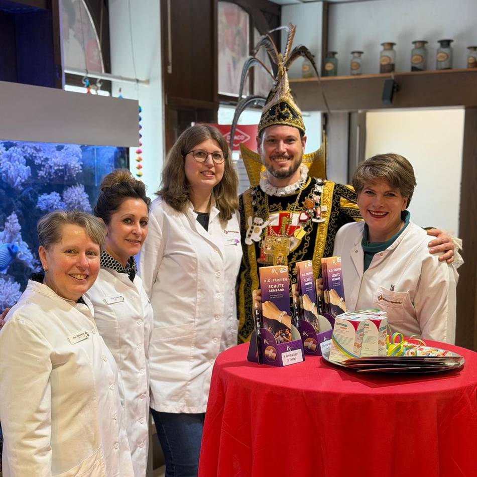 Angebot in Rheinberger Apotheke: Schutzarmbänder zeigen an, ob K.o.-Tropfen im Getränk sind