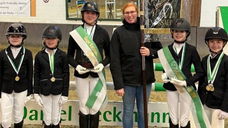 Medaillen und Titel in Brünen: Nachwuchsreiterinnen aus Eversael räumen beim Kreis-Vierkampf ab