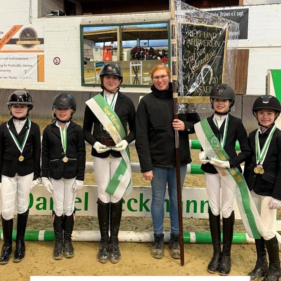 Medaillen und Titel in Brünen: Nachwuchsreiterinnen aus Eversael räumen beim Kreis-Vierkampf ab