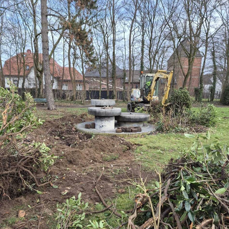 Aktion des Bürgervereins Zukunft Budberg: Budberger arbeiten für den Brunnen am Marienplatz