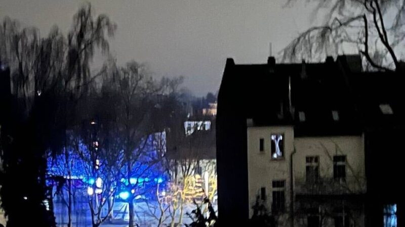 Mehrere Notrufe in Mönchengladbach: Brand in Lagerhalle löst Großeinsatz aus