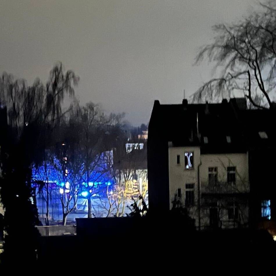 Mehrere Notrufe in Mönchengladbach: Brand in Lagerhalle löst Großeinsatz aus