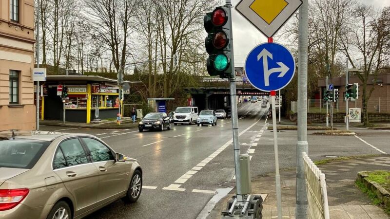 Zerstörte Verkehrsampel in Hilden: Raser-Unfall – die neue Ampel steht noch nicht