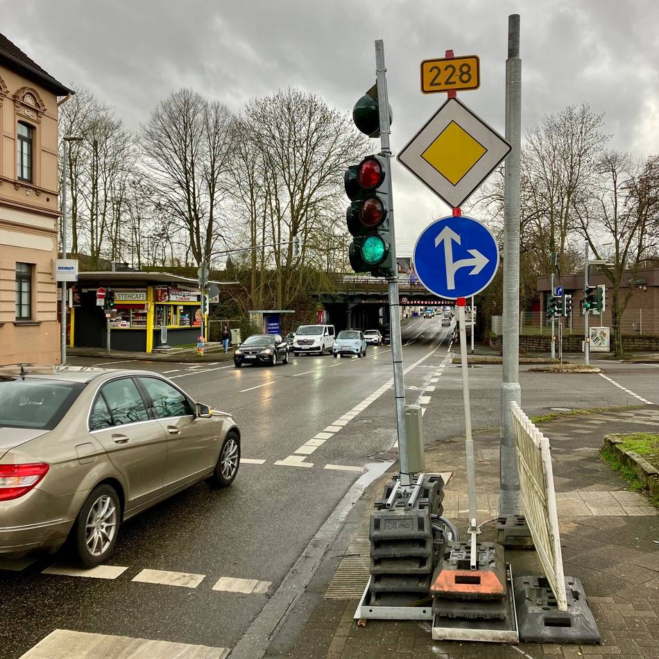 Zerstörte Verkehrsampel in Hilden: Raser-Unfall – die neue Ampel steht noch nicht