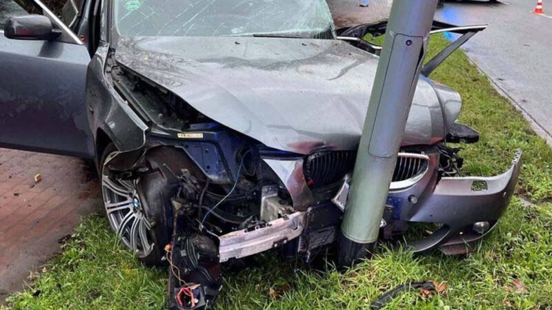 Unfall in Duisburg: 19-Jähriger kracht mit BMW vor Straßenlaternen und wird schwer verletzt