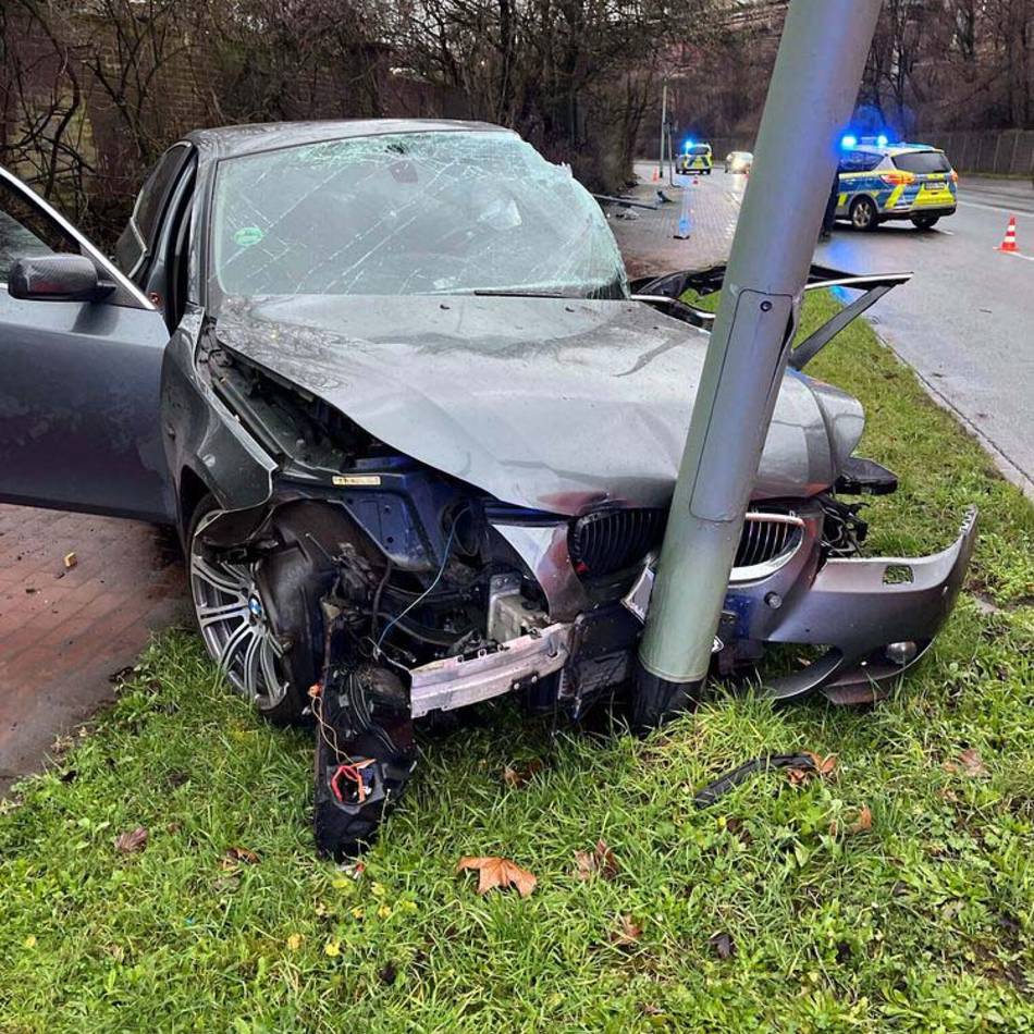 Unfall in Duisburg: 19-Jähriger kracht mit BMW vor Straßenlaternen und wird schwer verletzt