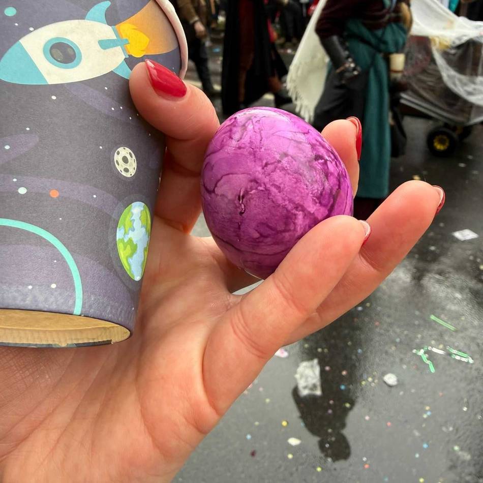 Rosenmontagszug in Düsseldorf: Kurioses Wurfmaterial – Narren fangen gekochte Eier, Schweißbänder und Turnbeutel