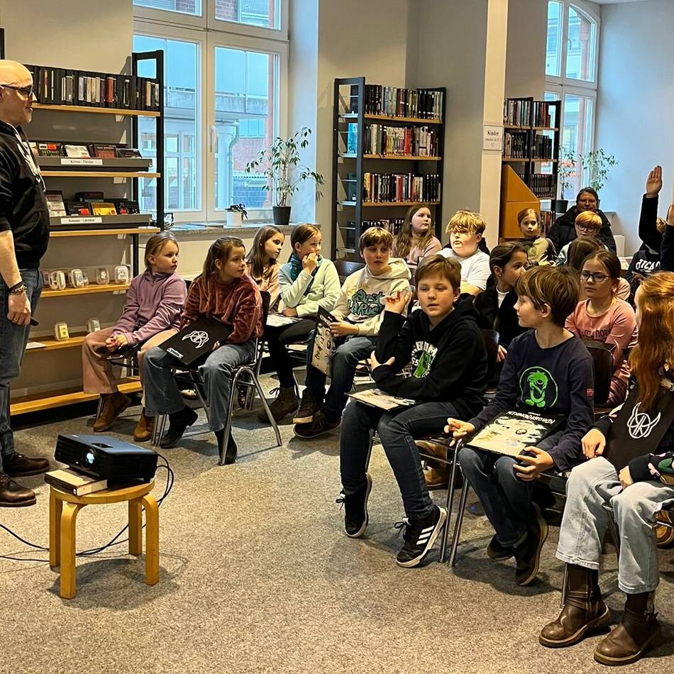 Lesung in Alpen: Kinder tauchen in die Welt der Kobolde ein