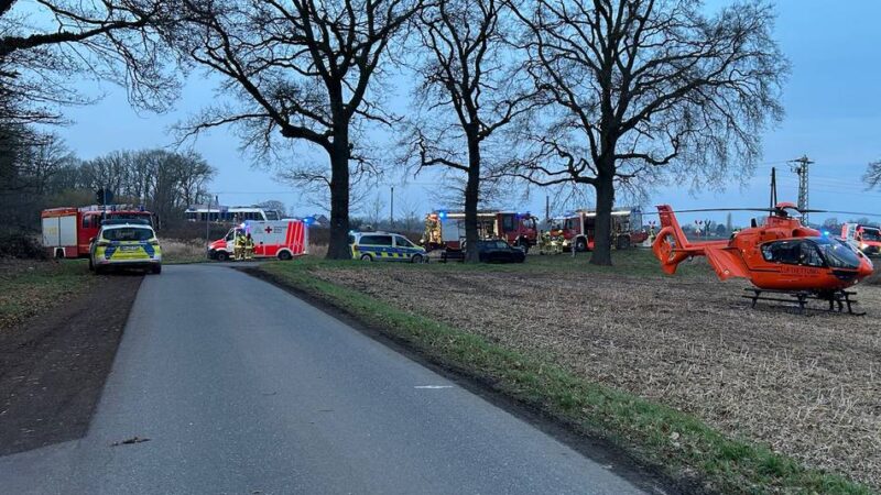 Wieder Unfall an Bahnübergang in Alpen-Menzelen: Auto stößt mit Zug zusammen – Mann schwer verletzt