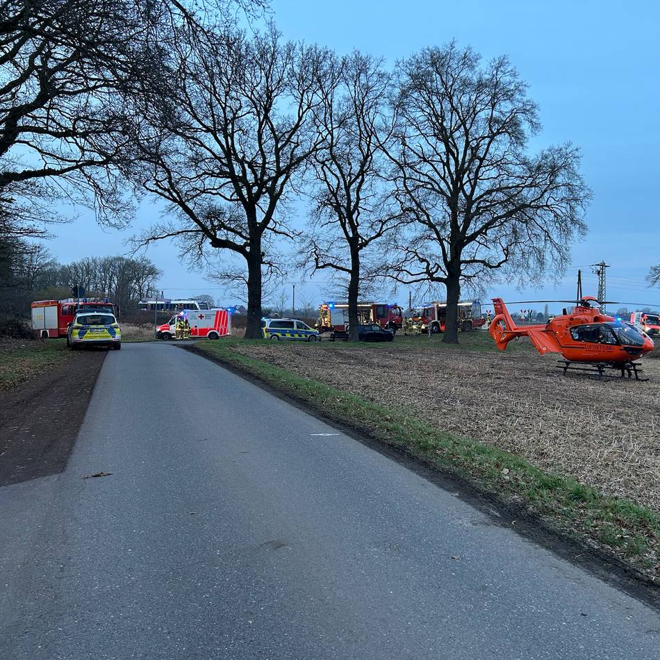 Wieder Unfall an Bahnübergang in Alpen-Menzelen: Auto stößt mit Zug zusammen – Mann schwer verletzt