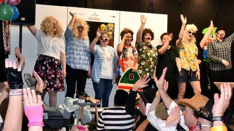 Büttensitzung der Karnevalsfrauen : Ganz schön verdreht auf Labbecks Karnevalsbühne