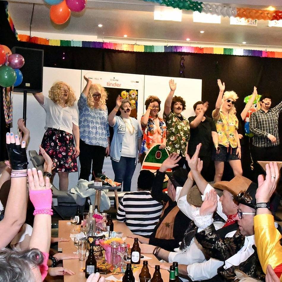 Büttensitzung der Karnevalsfrauen : Ganz schön verdreht auf Labbecks Karnevalsbühne