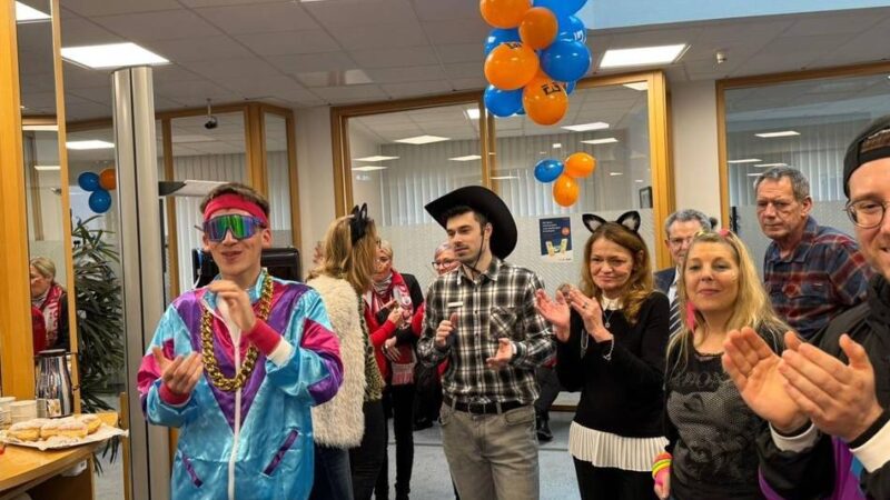 Spende an Tanzgarden: Karnevalsstimmung in der Raiffeisenbank Kaarst